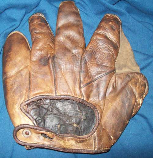 c. 1910 Ratsch Peerless D300T Duck Web With Wings Clipped Back